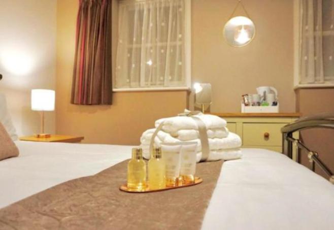 Stratton Cottage Guesthouse บิกเกิลส์เวด ภายนอก รูปภาพ A room at the hotel